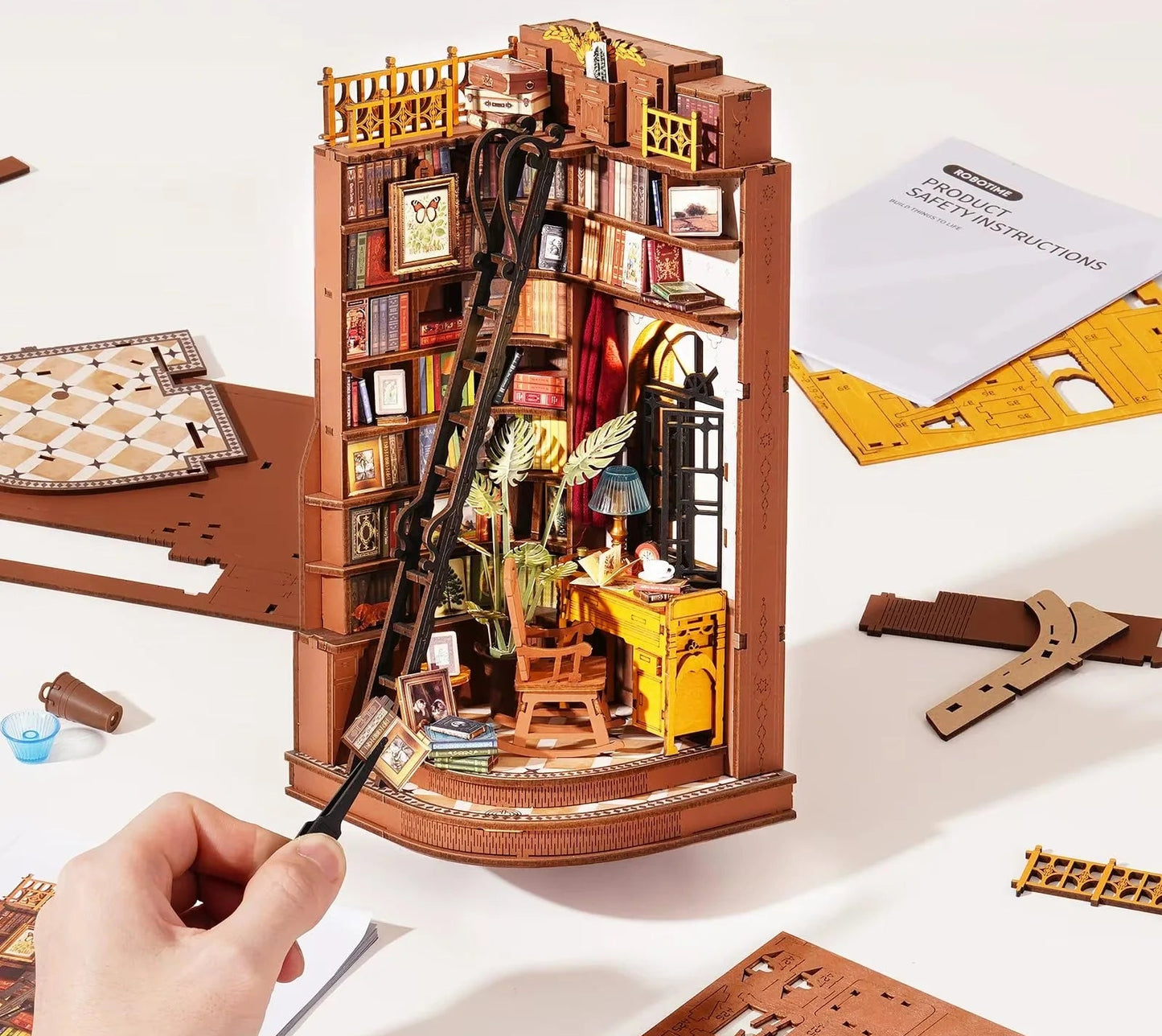 Assemblage du book nook bibliothèque sans colle grâce au système d’encliquetage
