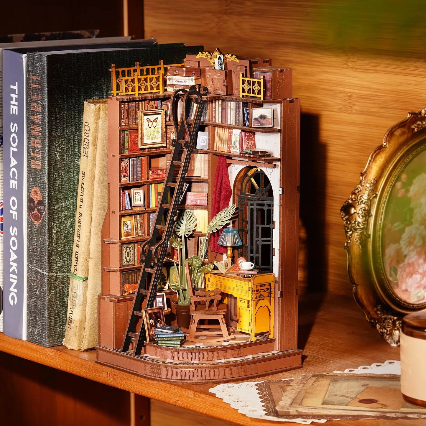 Book nook bibliothèque utilisé comme décoration miniature sur une étagère