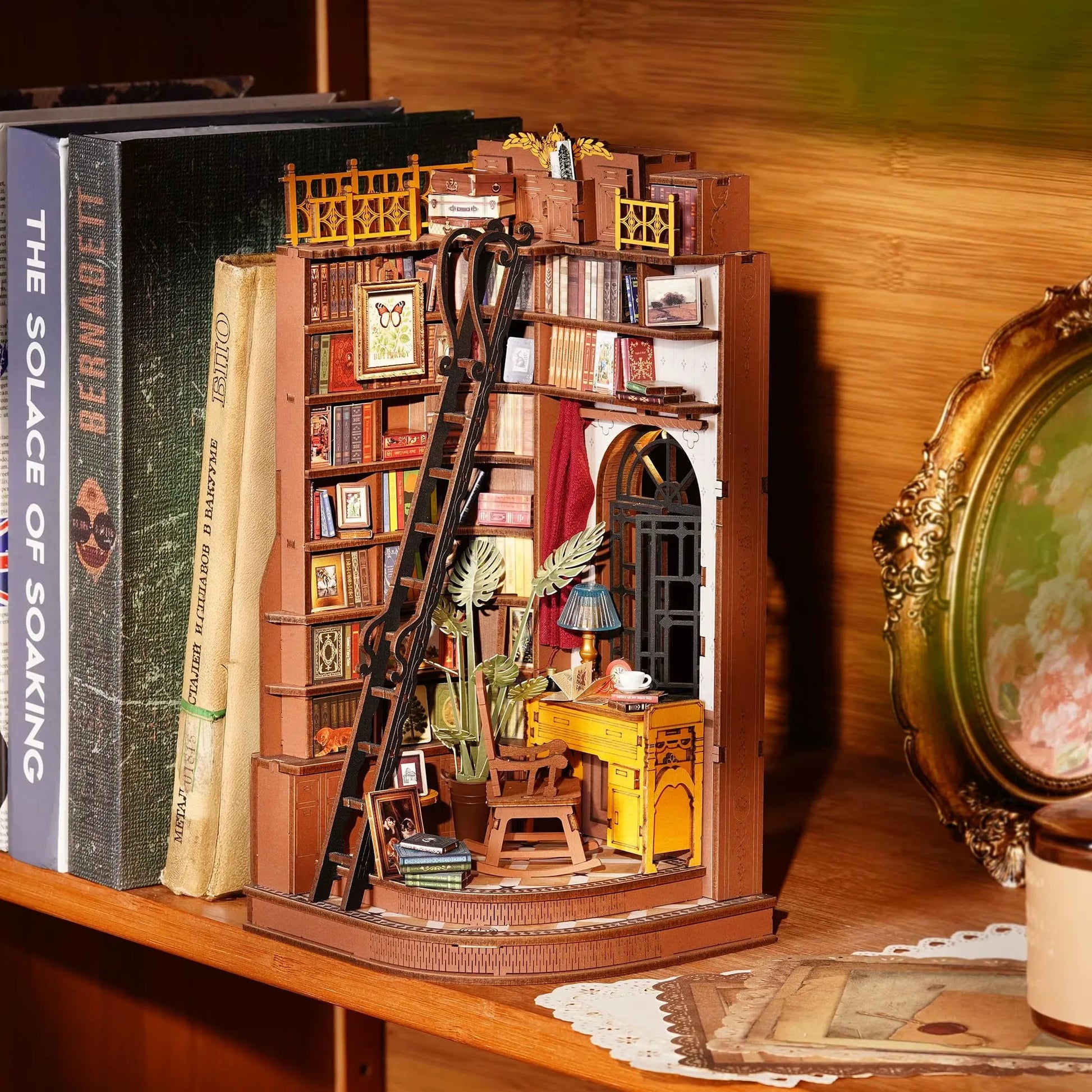 Book nook bibliothèque utilisé comme décoration miniature sur une étagère
