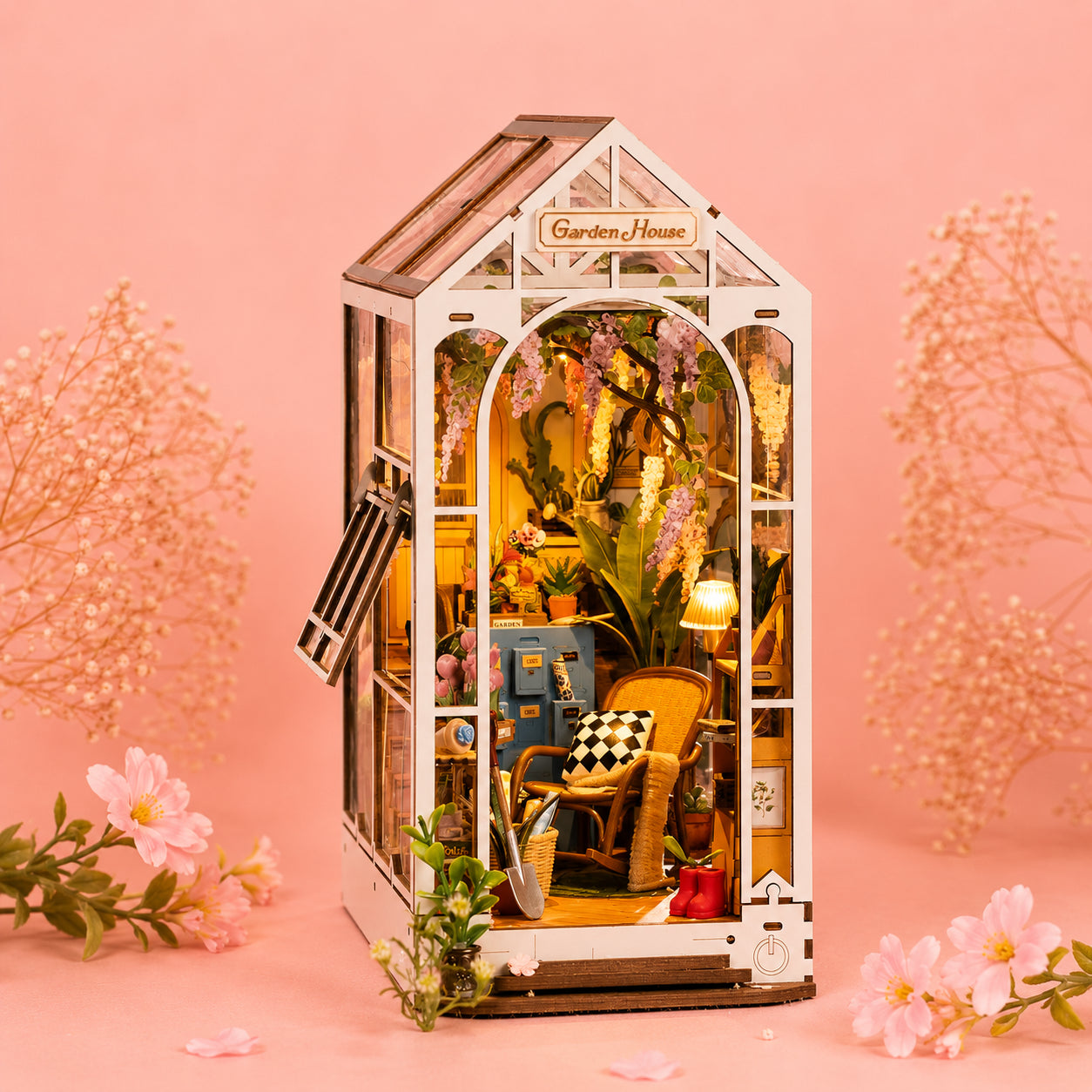 Book nook maison fleurie miniature avec éclairage LED dans une ambiance naturelle