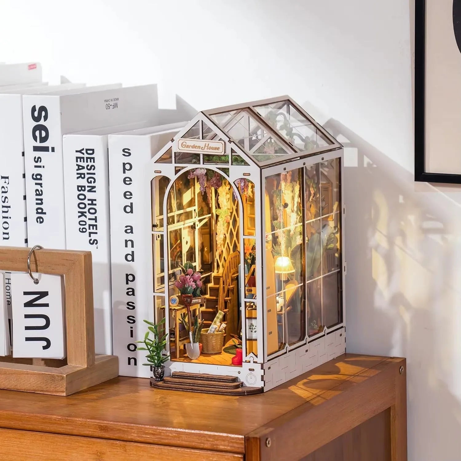 Book nook maison fleurie miniature avec éclairage LED dans une ambiance naturelle