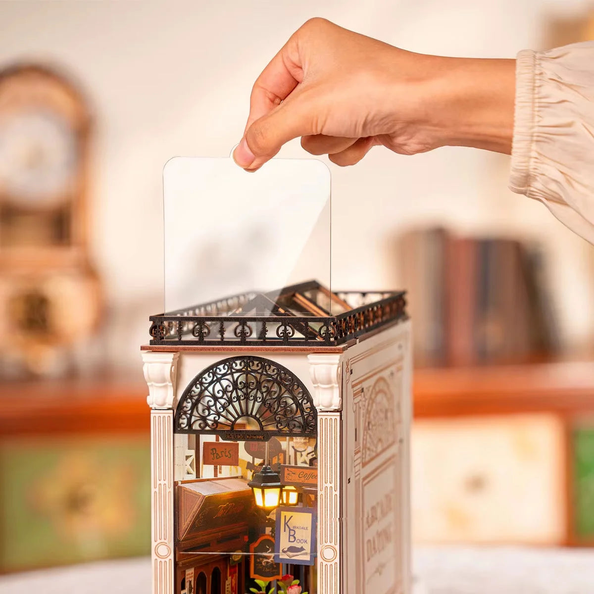 Cache poussière du Book nook Romance 