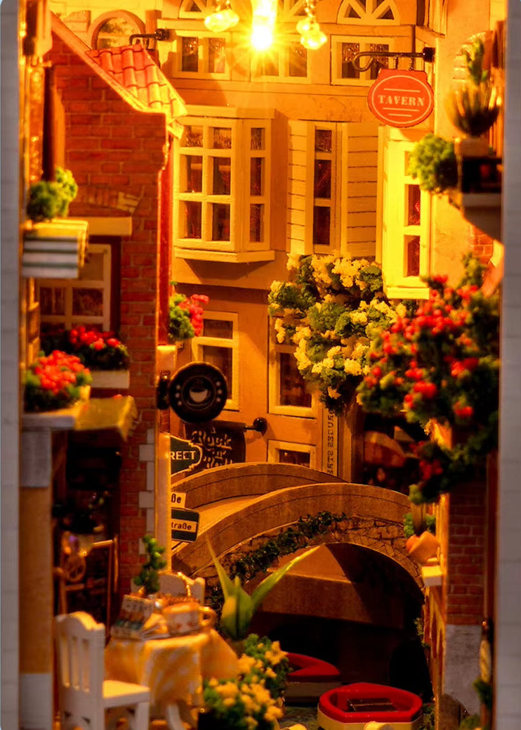 Ruelle miniature éclairée du book nook Ville Romantique avec décor urbain
